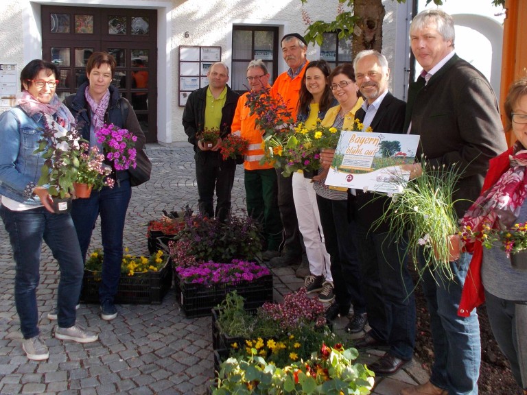Personengruppen mit Blühpflanzen