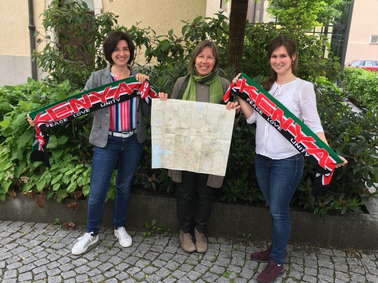 Kreisbäuerin Sabine Schindler (l.) und die ehemalige Milchkönigin Sonja Wagner (r.) beim Vorbereitungstreffen mit Projektleiterin Angelika Eberl.