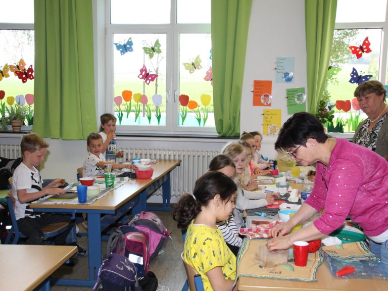 Karlin Aigner mit den Kindern im Unterricht