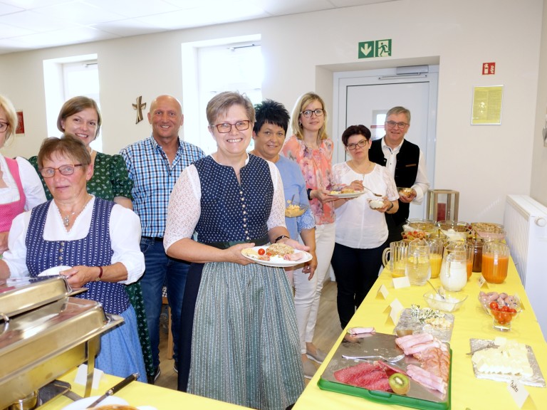 Durften sich am Buffet bedienen: Friedhelm Dickow, BBV-Kreisobmann (von rechts), Karolin Aigner, stv. Kreisbäuerin, Margit Bauer, Martina Aster, Irene Waas, Kreisbäuerin, Franz Aster, Gabi Suttner, Andrea Heißenhuber und Elisabeth Penzkofer.