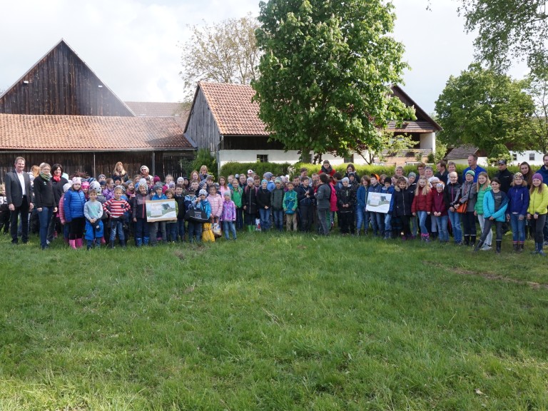 2019-05-20-Kinder sähen Blühstreifen