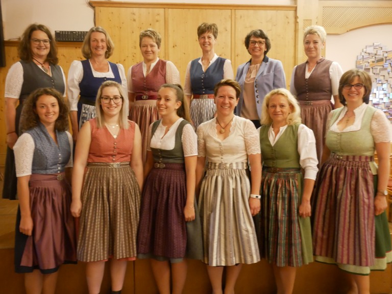 Gruppenbild Dirndl