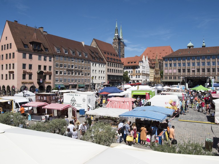 Ein Blick über die Bauernmarktmeile Nürnberg.