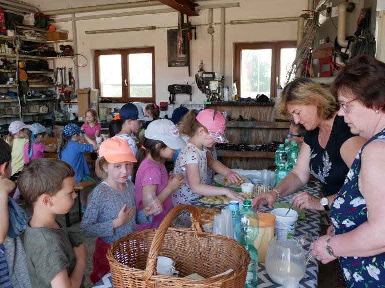 Die Kreisbäuerinnen helfen den Kindern bei der Brotzeit 