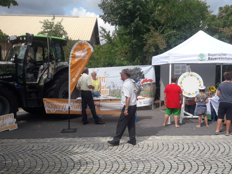 Blühschlepper am Tag der biologischen Vielfalt in Ursensollen