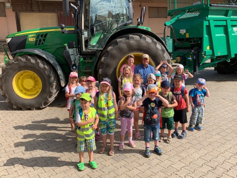 Kindergartenkinder auf dem Betrieb Gröschl in Sarching