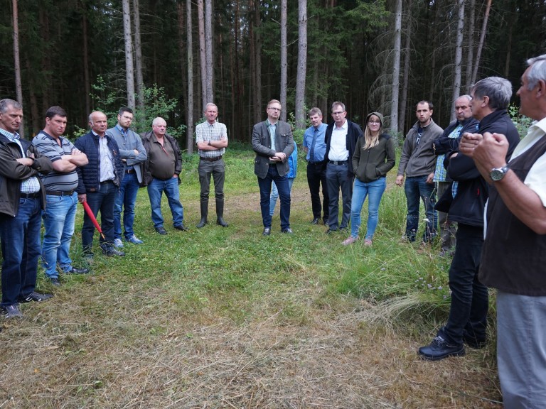 Abgeordnete und KVO Mitglieder bei Besichtigung
