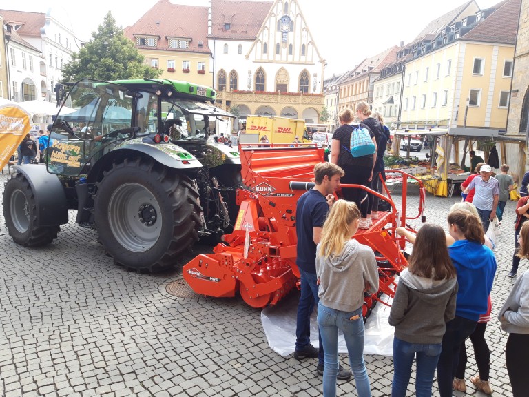 Blühschlepper mit Sähmaschine am Amberger Marktplatz