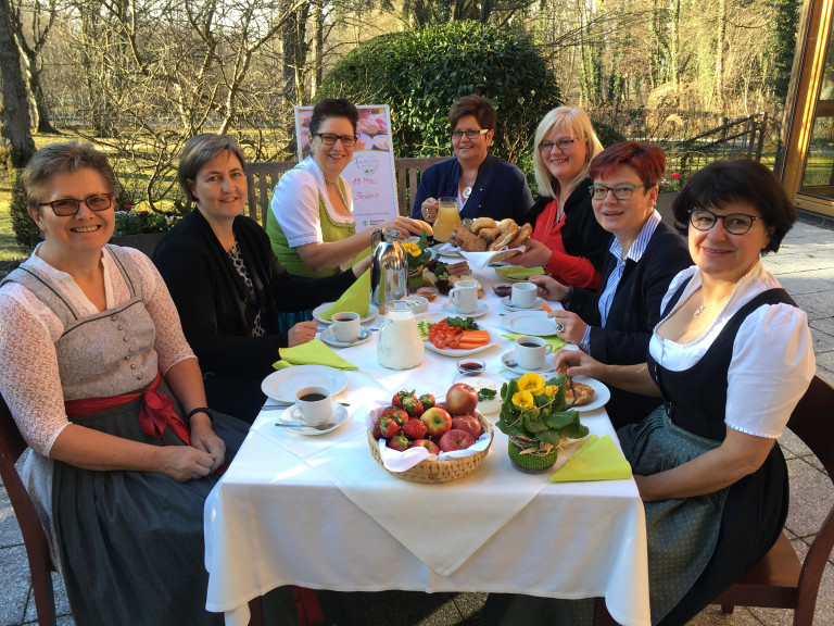 Die Bezirksbäuerinnen zusammen am reichlich gedeckten Frühstückstisch. 