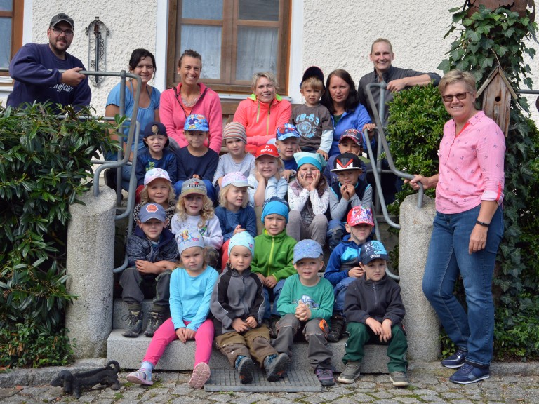 Familie Gruber und Kreisbäuerin Irene Waas mit den Kindern des Waldkindergartens Dingolfing