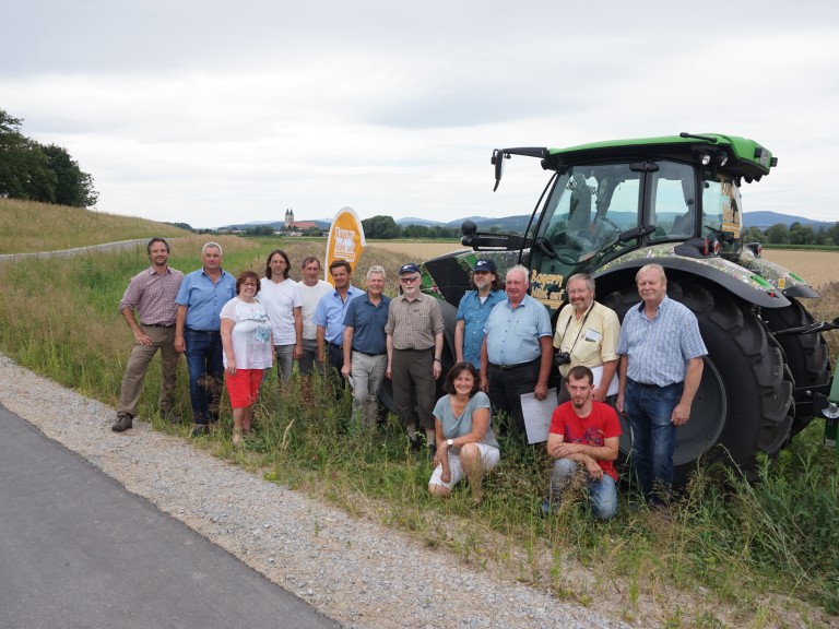 Gruppenbild vor dem BBV Schlepper