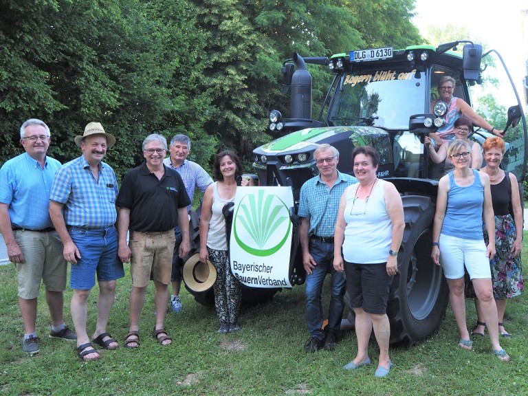 Schleppertour macht Station auf Betrieb Dickow in Ruhsam