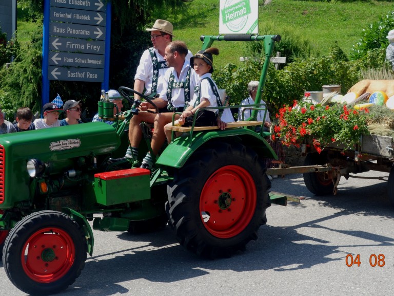 Festwagen der Ortsverbände Oy-Mittelberg und Petersthal auf Musikumzug