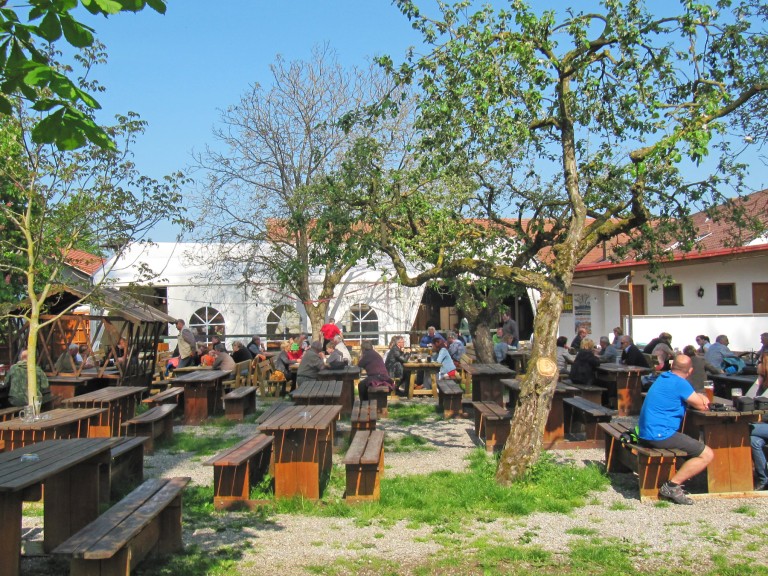 Der Biergarten auf dem Hof von Claudia Sautter