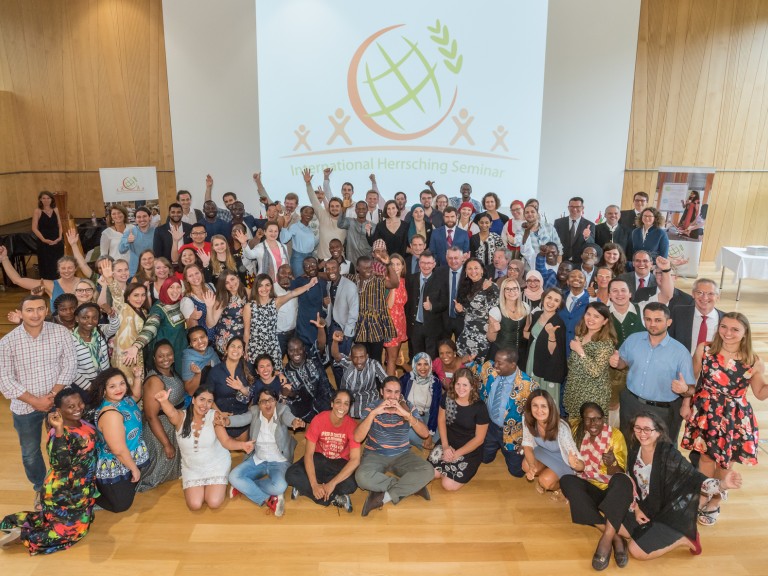 Das Gruppenbild aller Führungsverantwortlichen der Landjugendarbeit bei beim Internationalen Seminar in Herrsching teilgenommen haben. 