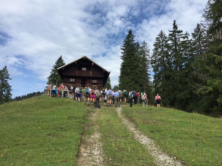 Wanderer vor Alm