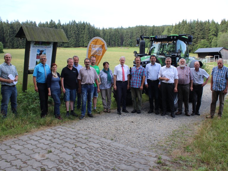 Teilnehmer an Pressetermin Schleppertour