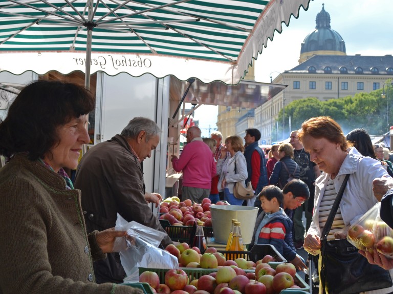 Verbraucher beim Einkauf auf der Bauernmarktmeile in München