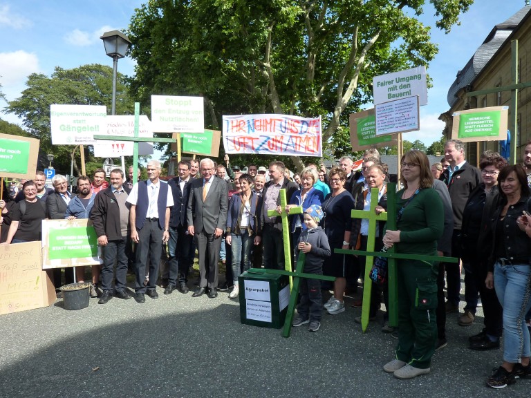 Demonstration der Bauern vor dem Kloster Banz