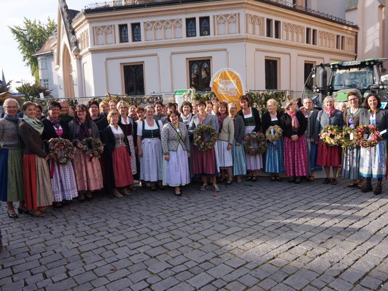 Bäuerinnen mit Kränzen