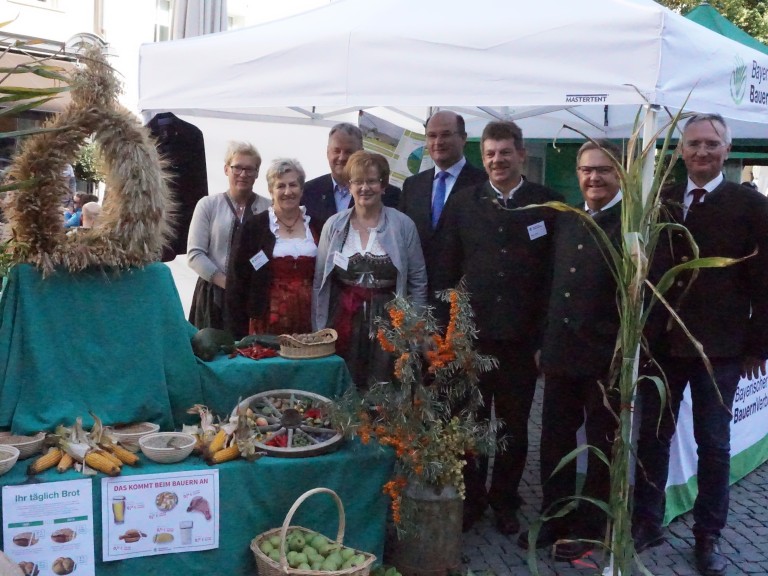 Margareta Weinfurtner (KV), Maria Graml (KV), Landrat Richard Reisinger, Maria Regn (KV), Albert Füracker (Staatsminister), Peter Beer (KO), Martin Preuß (stellv. Bürgermeister), Dr. Harald Schartz (MdL)