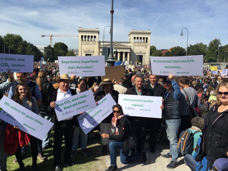 Bäuerinnen und Bauern unterstützen globalen Klimastreik auf dem Königsplatz in München