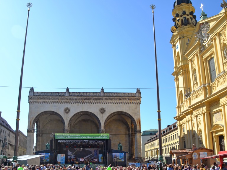 Odeonsplatz und Theatinerkirche 
