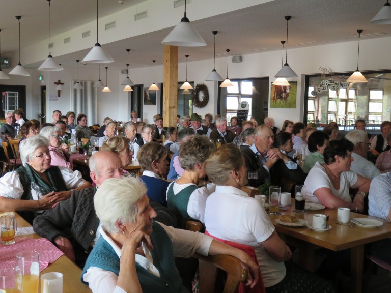 Die Austragler in der Kantine der Oberlandhalle