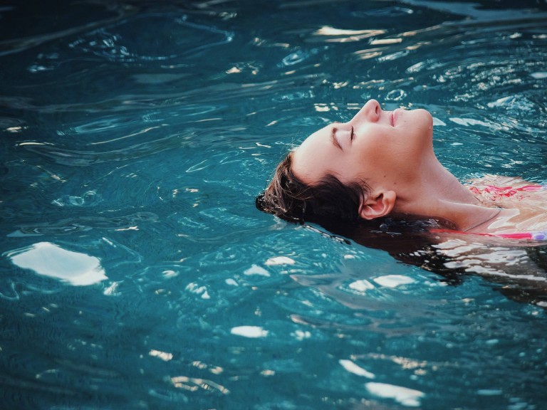 Frau beim Entspannen im Wasser