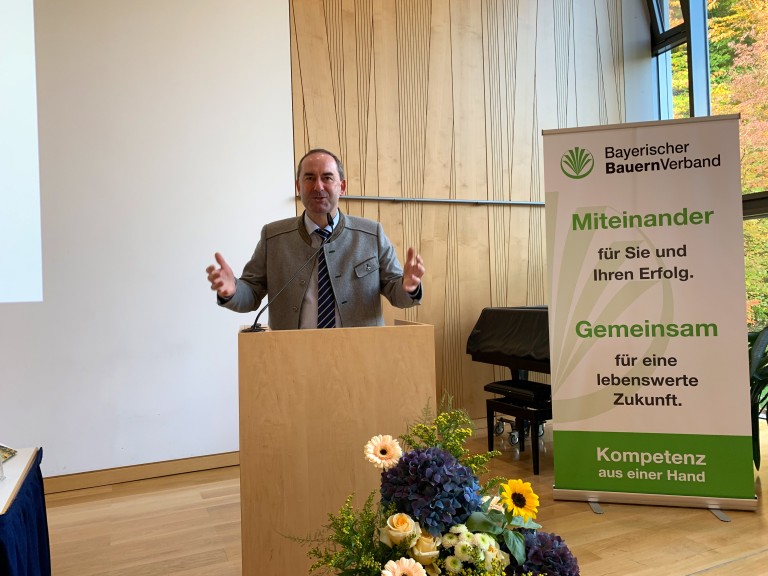 Aiwanger auf dem Podium der Kreisobmännertagung 2019