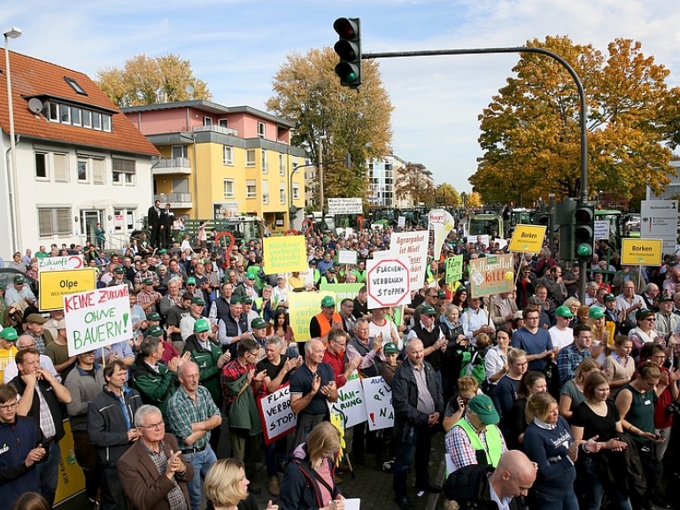 Demonstranten in Bonn vor dem Landwirtschaftsministerium