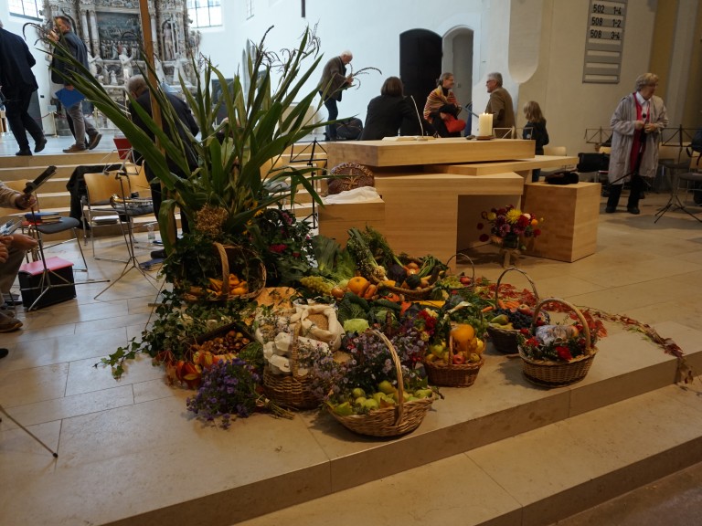 Erntegaben Landfrauen Altar Kirche