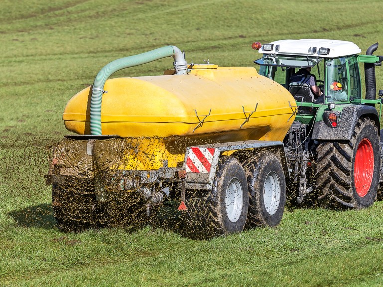 Traktor mit Güllefass