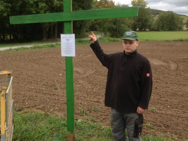 Niklas Heberlein stellt grünes Kreuz auf