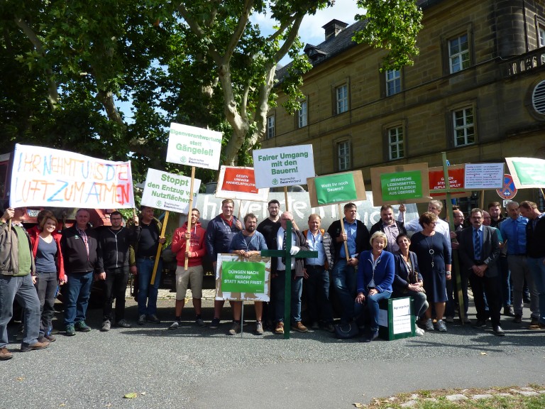 Bauern demonstrieren, Plakate, grünes Kreuz, Kreisbäuerin Coburg Banz