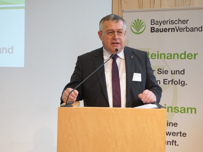 Bauernpräsident spricht am Pult bei der Landesversammlung im Haus der bayerischen Landwirtschaft Herrsching