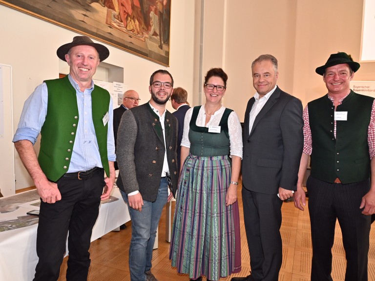 Kreisbäuerin Christine Singer mit MdL Harald Kühn und Abgeordneten Andreas Krahl