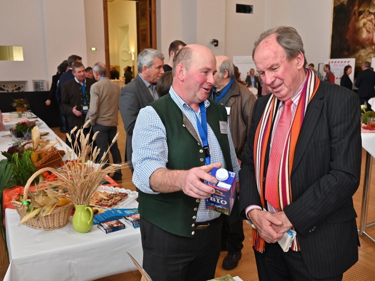 Hans Hacklinger im Gespräch mit Landtagsabgeordnetem