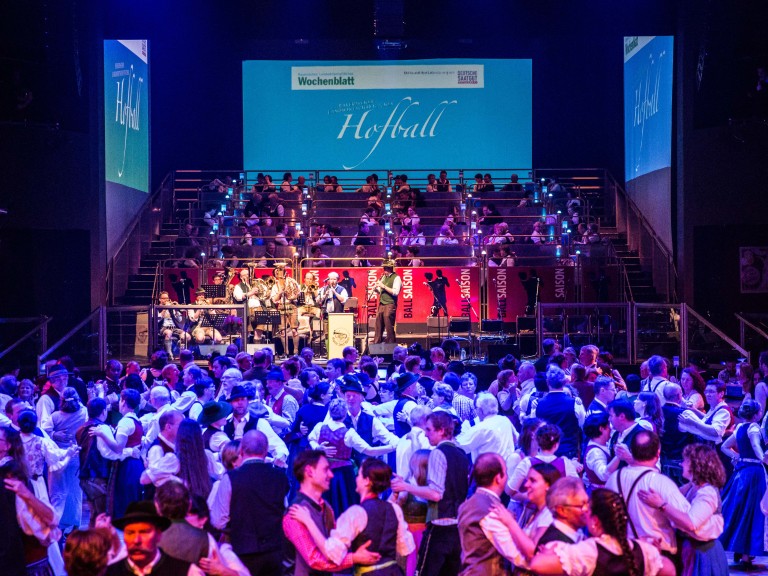 Viele Besucher sind auf der Tanzfläche beim landwirtschaftlichen Hofball. 