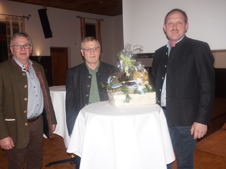 KO Friedhelm Dickow und Sprecher Stefan Kerscher bedanken sich bei Helmut Strebl