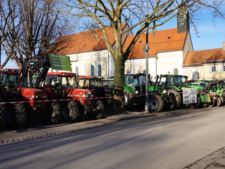 Bulldogs vor der Inntalhalle