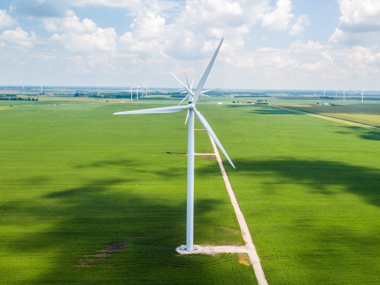 Windräder auf grünen Feldern