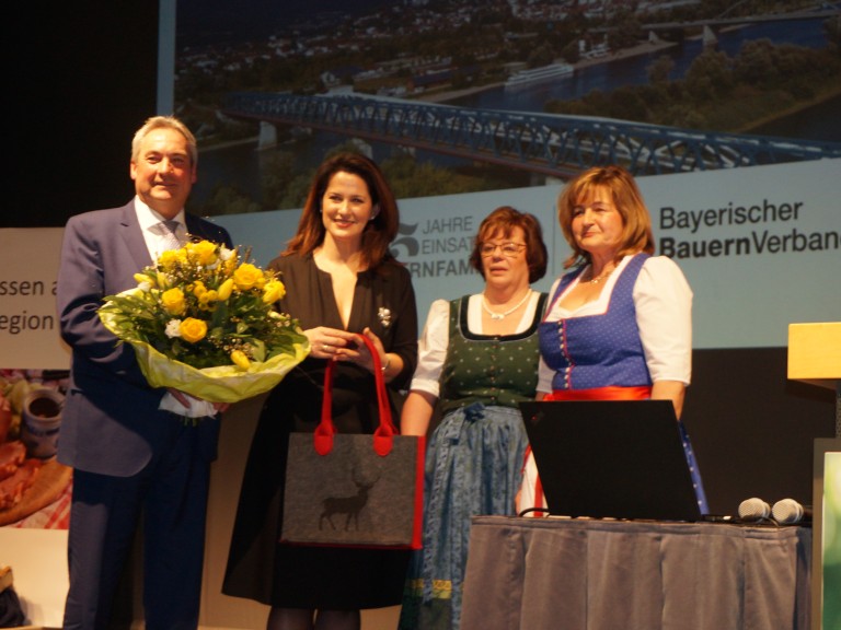 Frau Michaela Kaniber spricht am Landfrauentag/Kreisbauerntag