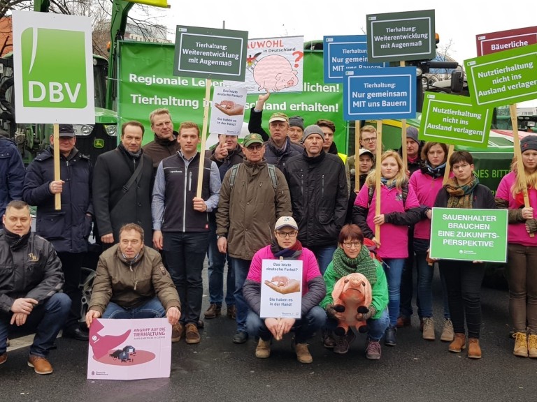 tierhalter demonstrieren vor bundesrat