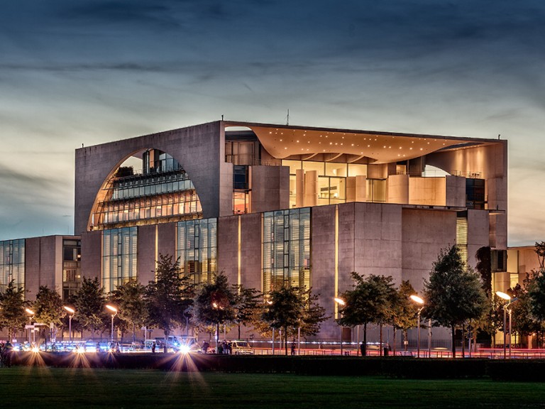 Bundeskanzleramt in Berlin bei Abenddämmerung