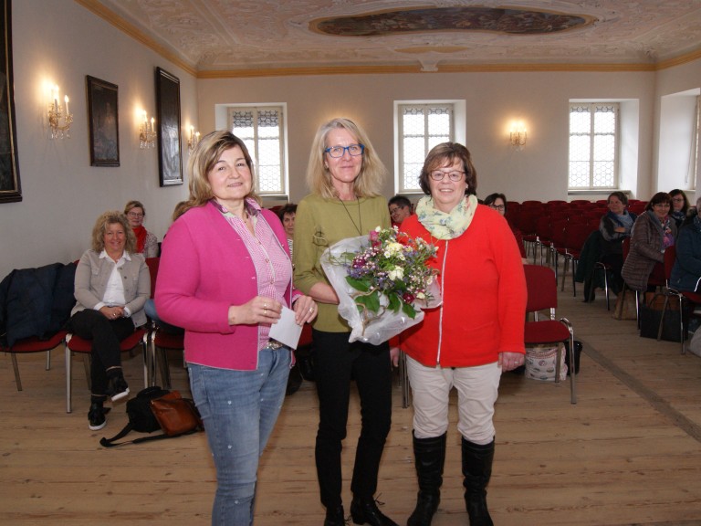 Frau Rubi Antje erhält einen Blumenstrauß 