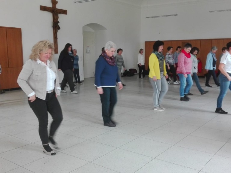 Frau Esold lernt den Damen Linedance