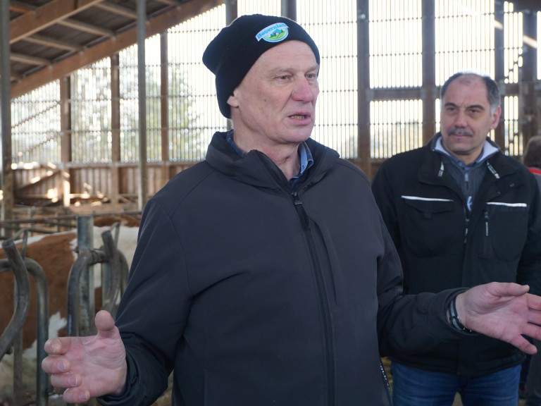 Karl Trummer in seinem Michviehstall
