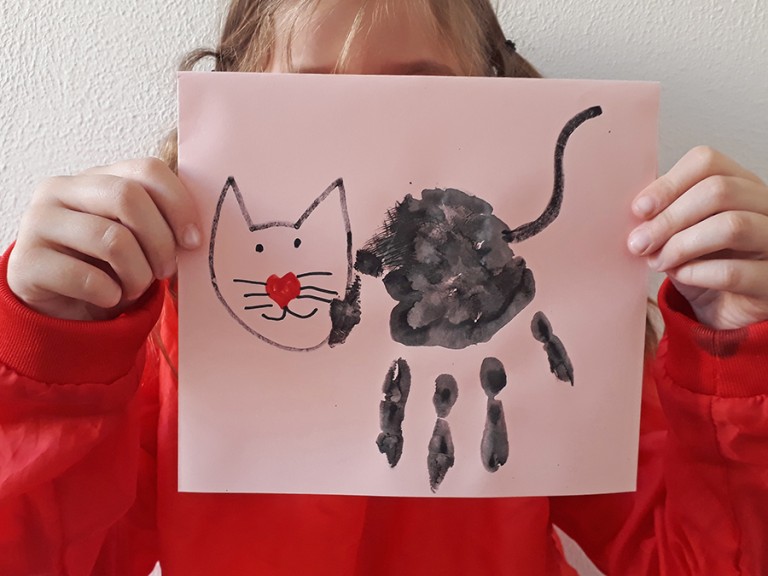 Eine Katze aus dem Handdruck