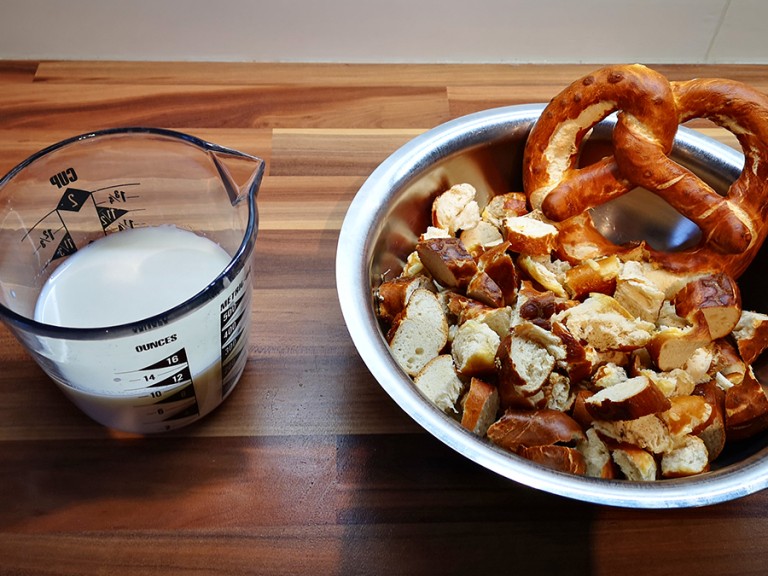 Trockene Brezel mit Milch